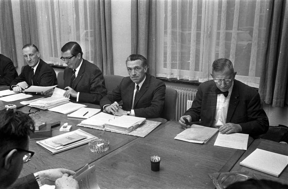 Heropening loon-overleg over de metaal de werkgevers, vrnl. ir. K. v.d. Pols …, Bestanddeelnr 921-9249