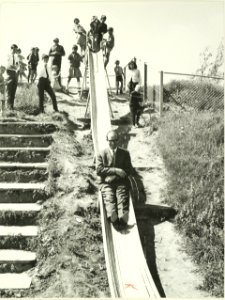 Heropening van de speeltuin Nieuw Leven door wethouder P.W. Voskuilen, op 14-5-1966, NL-HlmNHA 5400467441