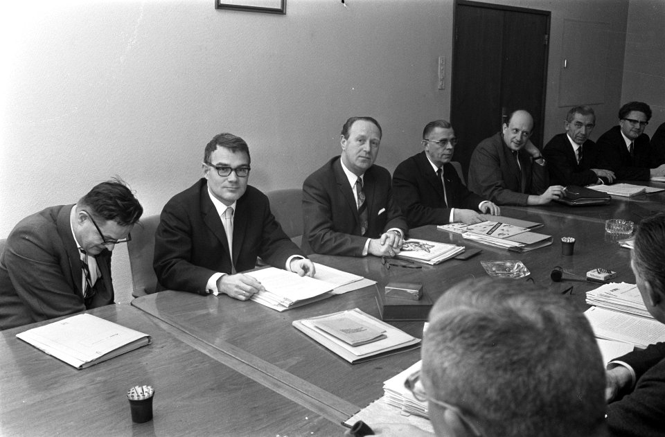 Heropening loon-overleg over de metaal werknemers P.J. Vos, M. Zondervan (beid, Bestanddeelnr 921-9250