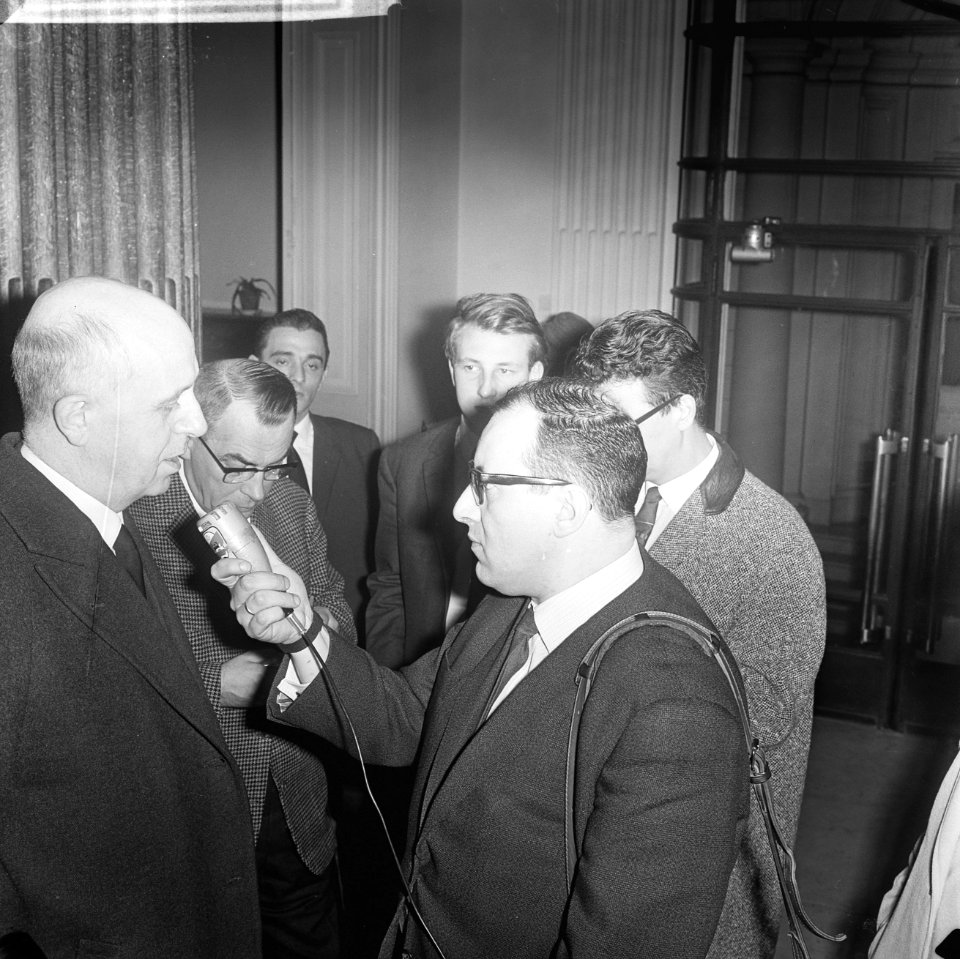 Het Belgische Kabinet, Minister Pierre Harmel staat pers te woord, Bestanddeelnr 918-7698