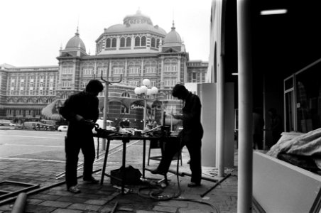 Heropening van het vernieuwde Gevers Deynootplein (bij Kurhaus) in Scheveningen, twee werklui aan het werk bij het plein, Bestanddeelnr 931-4120