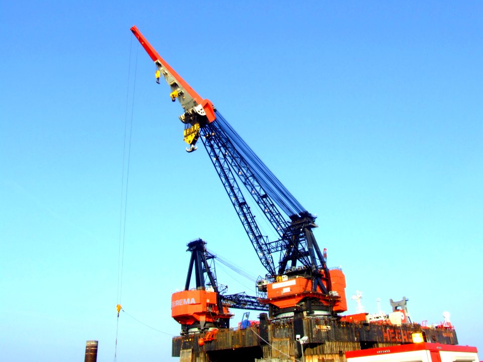 Hermods starboard crane full view