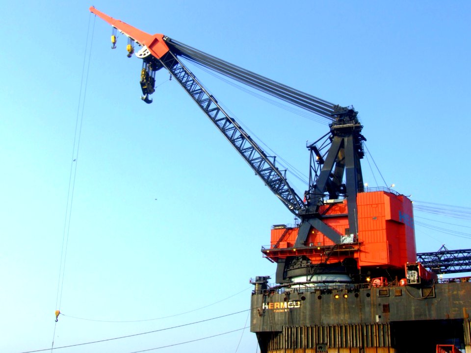 Hermods starboard crane full view photo2