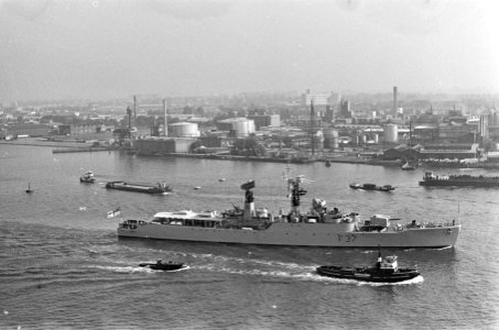 Het fregat Jaguar vaart in de haven, Bestanddeelnr 921-6704