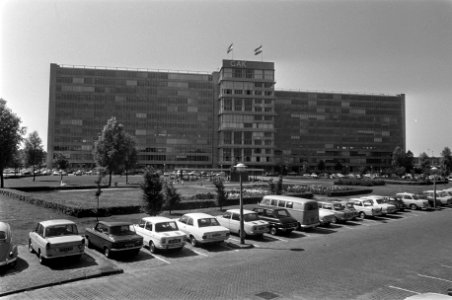 Het GAK-gebouw met op de voorgrond een parkeerterrein, Bestanddeelnr 922-6307