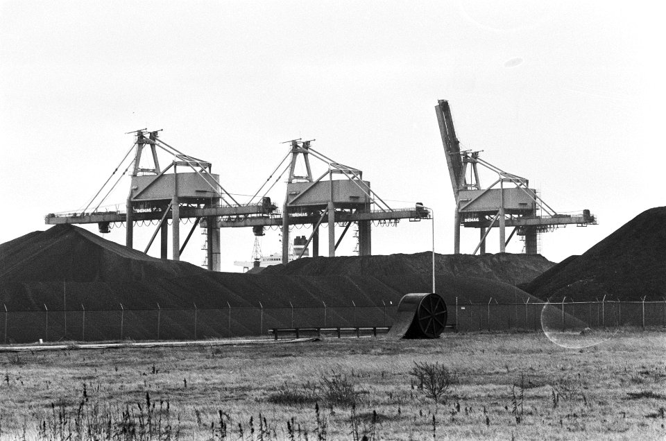 Het Erts Overslagbedrijf Europoort (EECV) te Rotterdam waar door werknemers acti, Bestanddeelnr 933-5004
