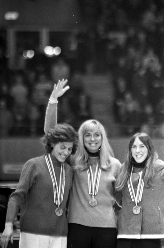 Het erepodium voor de medaillewinnaars bij het schaatsen voor dames over 1000 me, Bestanddeelnr 921-0803