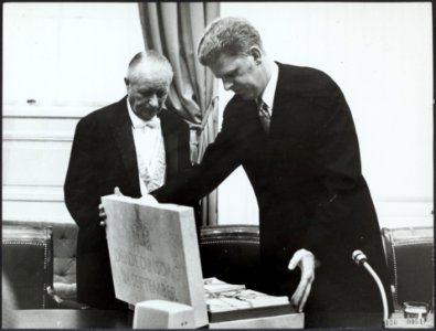 Het koffertje van de miljoenennota, Bestanddeelnr 136-0051
