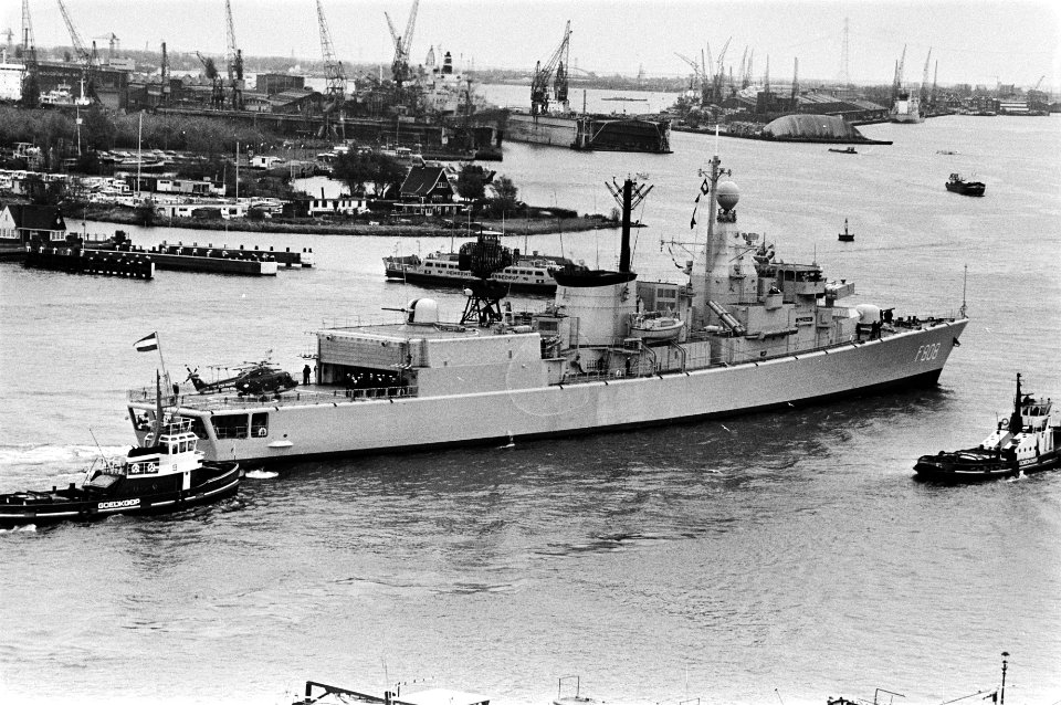 Het fregat onderweg in de haven, Bestanddeelnr 930-5284