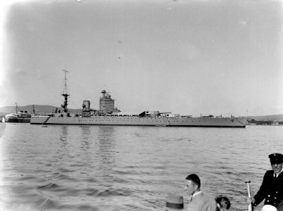 Het Engelse slagschip Nelson, met uiterst links MS Johan van Oldenbarnevelt in, Bestanddeelnr 189-0555