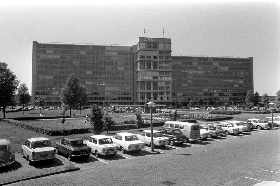 Het GAK-gebouw met op de voorgrond een parkeerterrein, Bestanddeelnr 922-6311