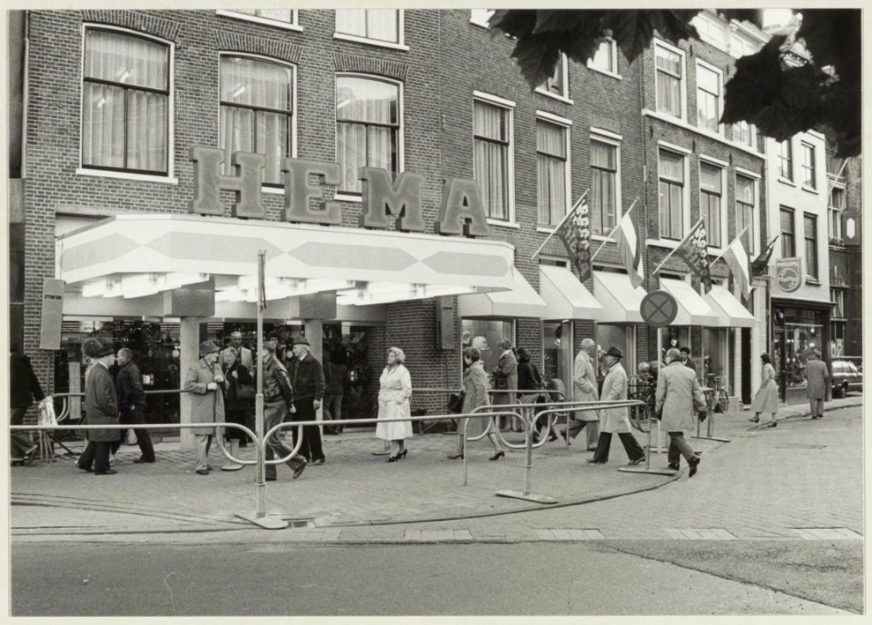 Heropening van de HEMA na een verbouwing. Smedestraat, hoek Kruisstraat. NL-HlmNHA 54010138