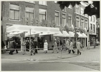 Heropening van de HEMA na een verbouwing. Smedestraat, hoek Kruisstraat. NL-HlmNHA 54010138