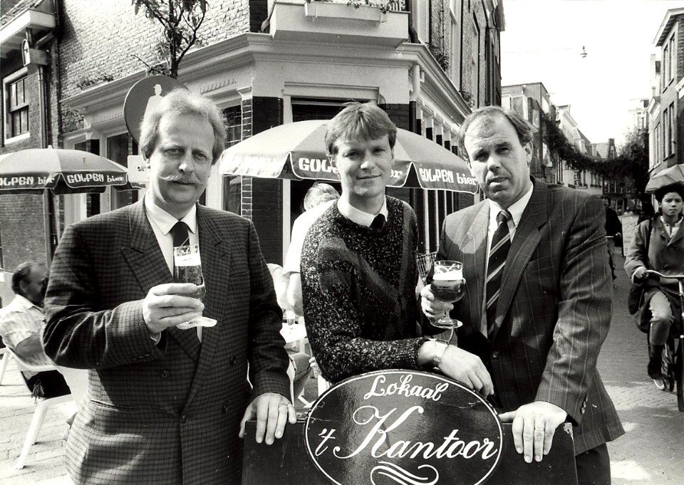 Heropening van café 't Kantoor aan de Gierstraat 78. Van links naar rechts Peter Alsem, Haagse wijnkoper, Pieter Kloppenburg, de eigenaar (uitbater), Chris Schut, bierverkoopleider. Aangekocht in 1987