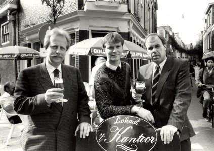 Heropening van café 't Kantoor aan de Gierstraat 78. Van links naar rechts Peter Alsem, Haagse wijnkoper, Pieter Kloppenburg, de eigenaar (uitbater), Chris Schut, bierverkoopleider. Aangekocht in 1987