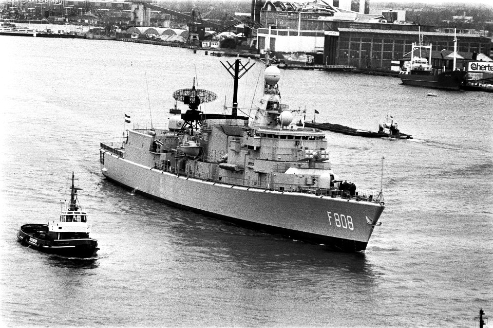 Het fregat onderweg in de haven, Bestanddeelnr 930-5285