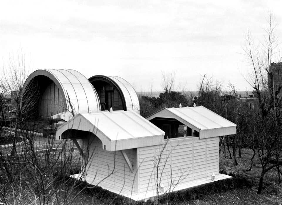 Het gebouw van het Observatorium waar neerslagmetingen plaatsvinden, Bestanddeelnr 191-1394