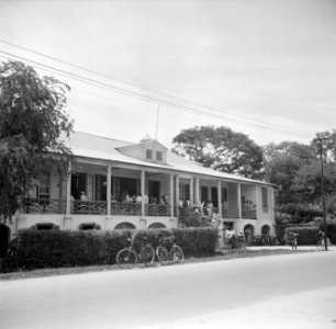 Het gebouw van het Kantongerecht aan de Grote Combéweg in Paramaribo, Bestanddeelnr 252-2277