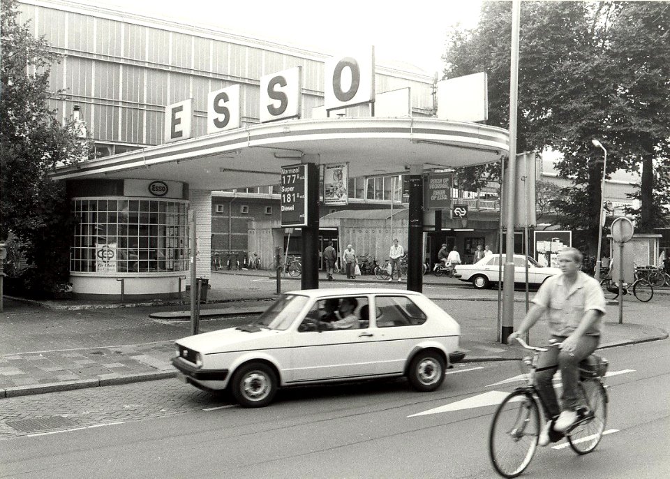 Het Esso-benzinestation kort voor de sloop. Aangekocht in 1985 van United Photos de Boer bv. - Negatiefnummer 24421 k 3-22 A. - Gepubliceerd in Haarlems Dagblad van 05.09.84