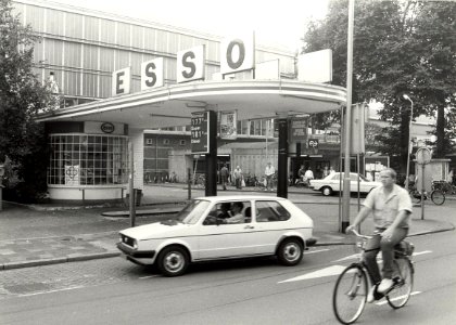 Het Esso-benzinestation kort voor de sloop. Aangekocht in 1985 van United Photos de Boer bv. - Negatiefnummer 24421 k 3-22 A. - Gepubliceerd in Haarlems Dagblad van 05.09.84