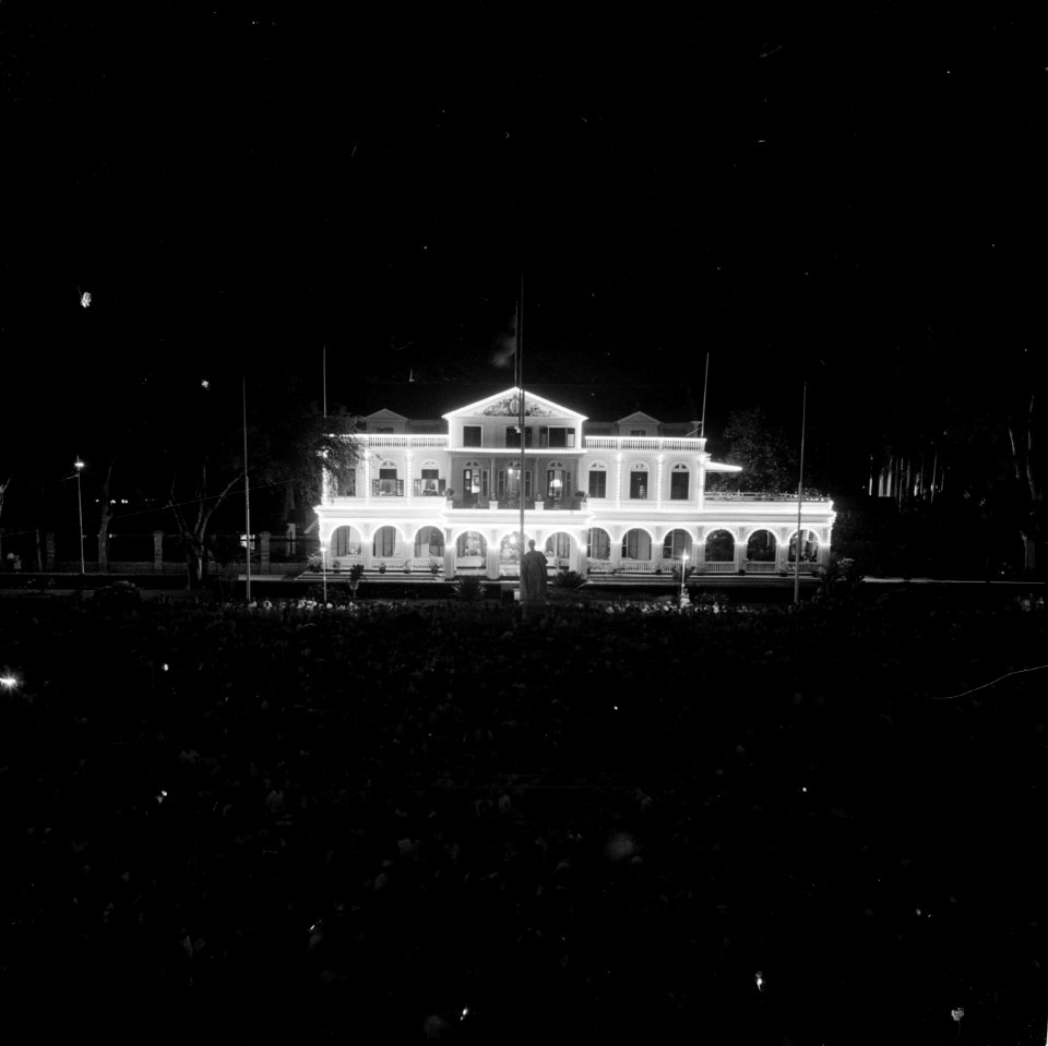 Het geïllumineerde paleis van de gouverneur in Paramaribo, Bestanddeelnr 252-4400