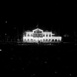 Het geïllumineerde paleis van de gouverneur in Paramaribo, Bestanddeelnr 252-4400