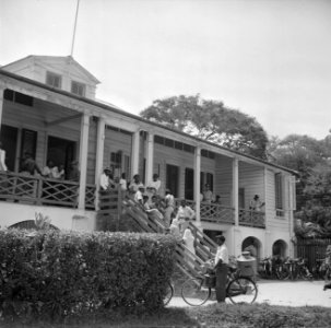 Het gebouw van het Kantongerecht aan de Grote Combéweg in Paramaribo, Bestanddeelnr 252-2275