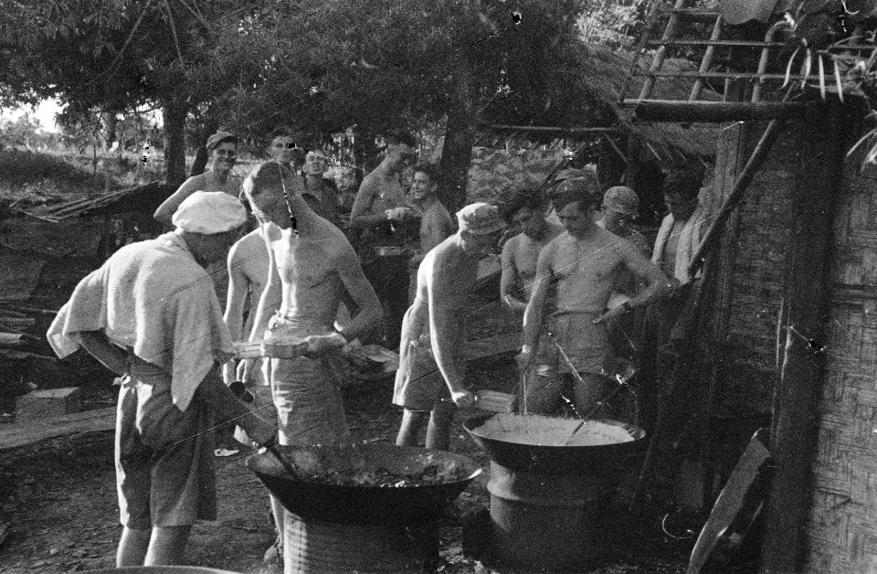 Het eten, bereid in grote wadjans, wordt in messtins geschept, Bestanddeelnr 2-1-5