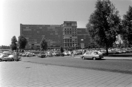 Het GAK-gebouw met op de voorgrond een parkeerterrein, Bestanddeelnr 922-6310