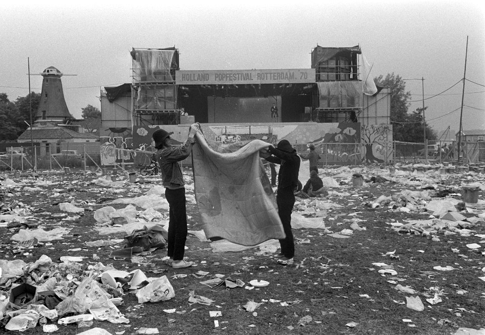 Het festival is afgelopen, laatste bezoekers pakken hun spullen tussen het afval, Bestanddeelnr 923-6329