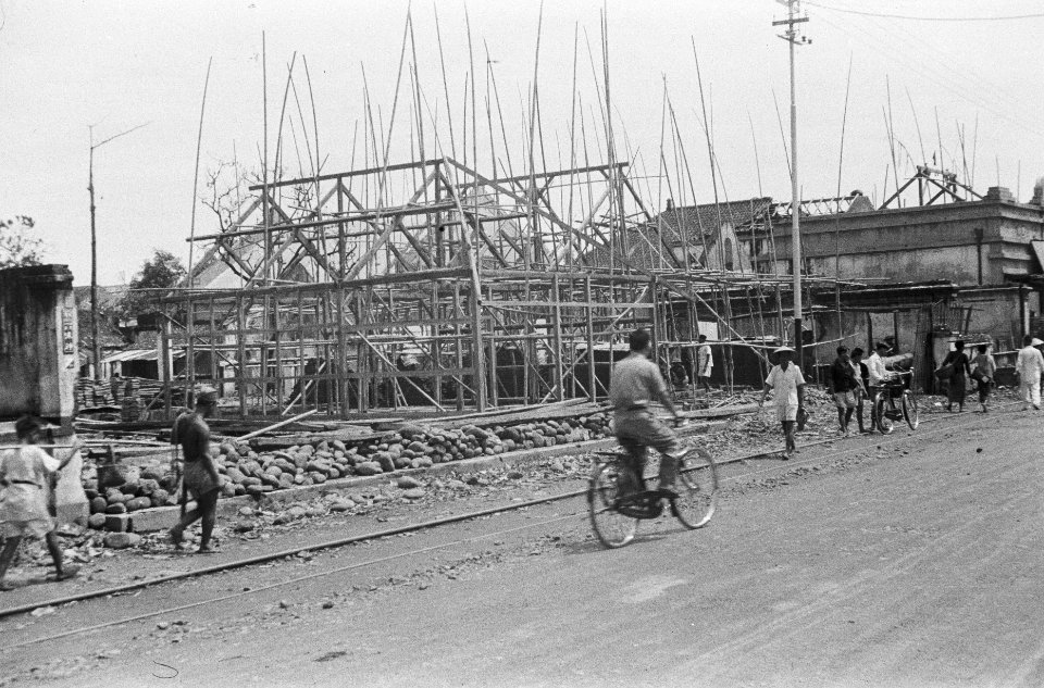 Het houten casco van een huis is weer opgebouwd in een straat waar verwoeste hui, Bestanddeelnr 471-1-2