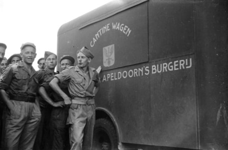 Het Friese bataljon 1-9 RI vierde op 16 maart zijn 2,5 jarig bestaan, omdat zijn, Bestanddeelnr 1591A-2-5