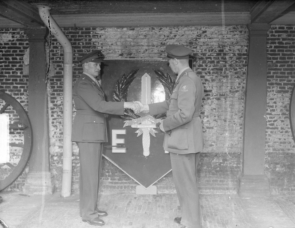 Het embleem van de 7 December Divisie wordt overgedragen aan legermuseum te Leus, Bestanddeelnr 904-0440