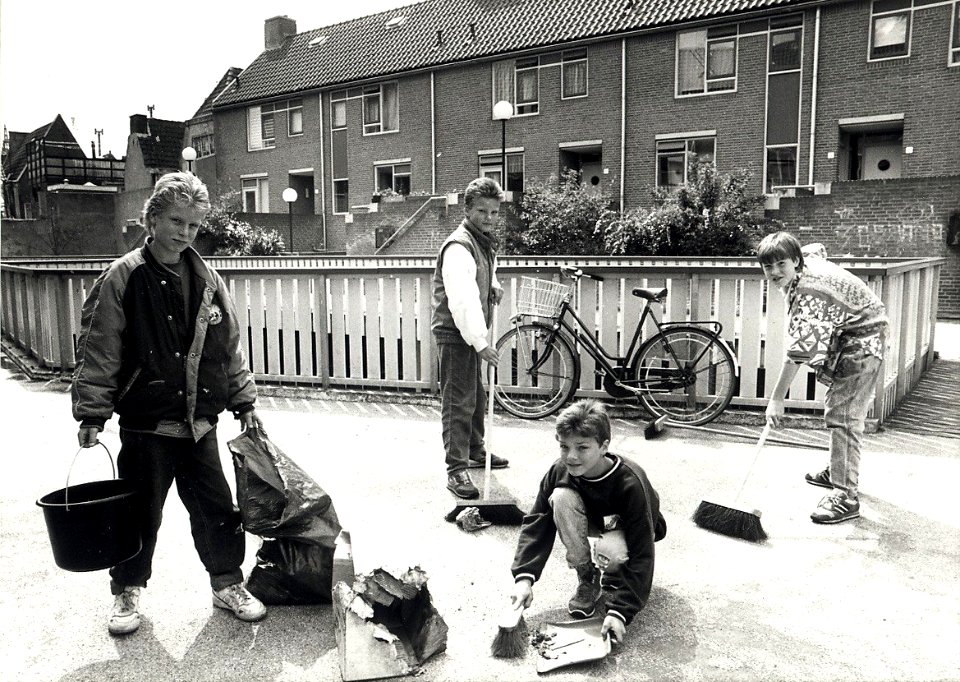 Het Gangolfpleintje, een schoonmaakactie door de jeugd. Aangekocht in 1989 van United Photos de Boer bv. - Negatiefnummer 29178 k 35 A. - Gepubliceerd in het Haarlems Dagblad van 03.06.1988. Identific