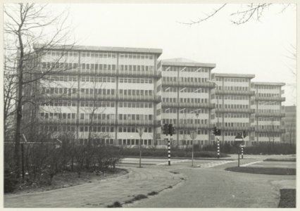 Het belastingkantoor aan de Surinameweg 2, NL-HlmNHA 54009625