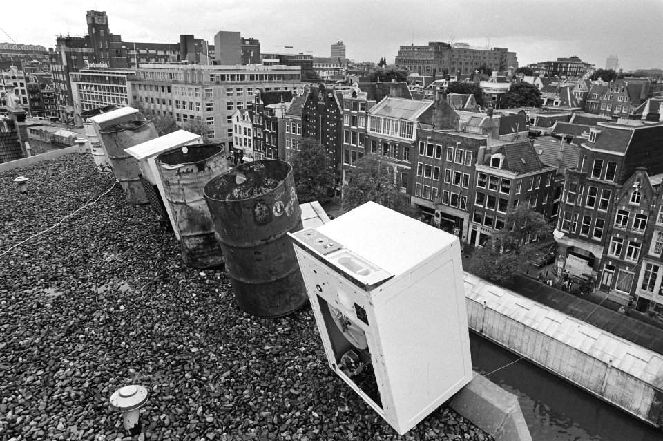 Het kraakpand aan Singel 445 te Amsterdam barricade op het dak met o.a. ijskast, Bestanddeelnr 931-6348