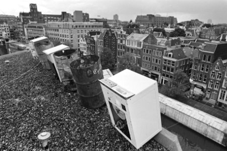 Het kraakpand aan Singel 445 te Amsterdam barricade op het dak met o.a. ijskast, Bestanddeelnr 931-6348