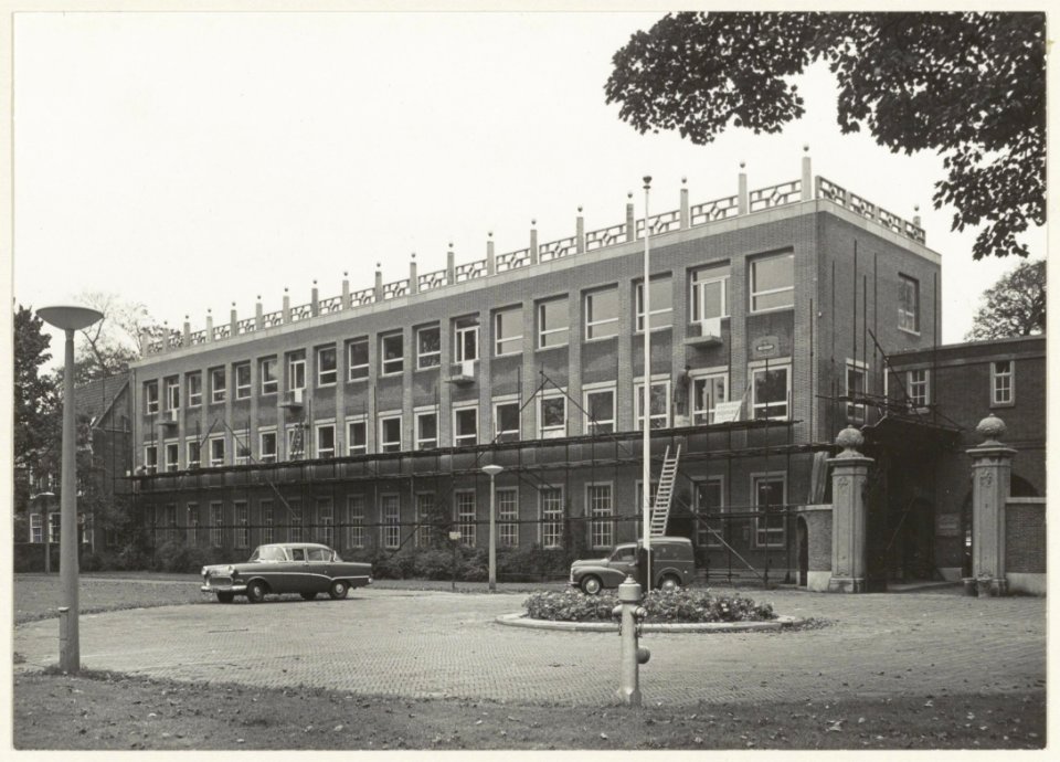 Het gebouw van de Provinciele Griffie aan de Dreef is met twee nieuwe etages verhoogd. NL-HlmNHA 54008981