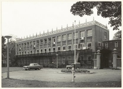 Het gebouw van de Provinciele Griffie aan de Dreef is met twee nieuwe etages verhoogd. NL-HlmNHA 54008981