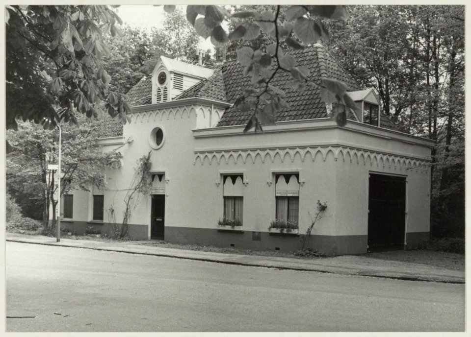 Het koetshuis, behorende bij Duin en Daal. NL-HlmNHA 54010003