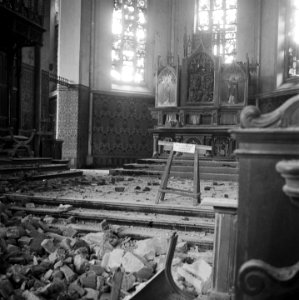 Het koor met altaar van de zwaarbeschadigde Sint-Christoffelkathedraal van Roerm, Bestanddeelnr 900-2246
