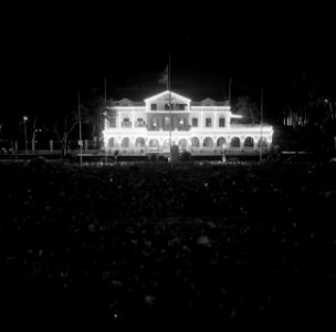 Het geïllumineerde paleis van de gouverneur in Paramaribo, Bestanddeelnr 252-4399