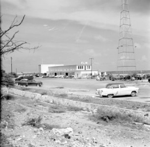 Het KLM-gebouw op de luchthaven Hato van Curaçao, Bestanddeelnr 252-3073