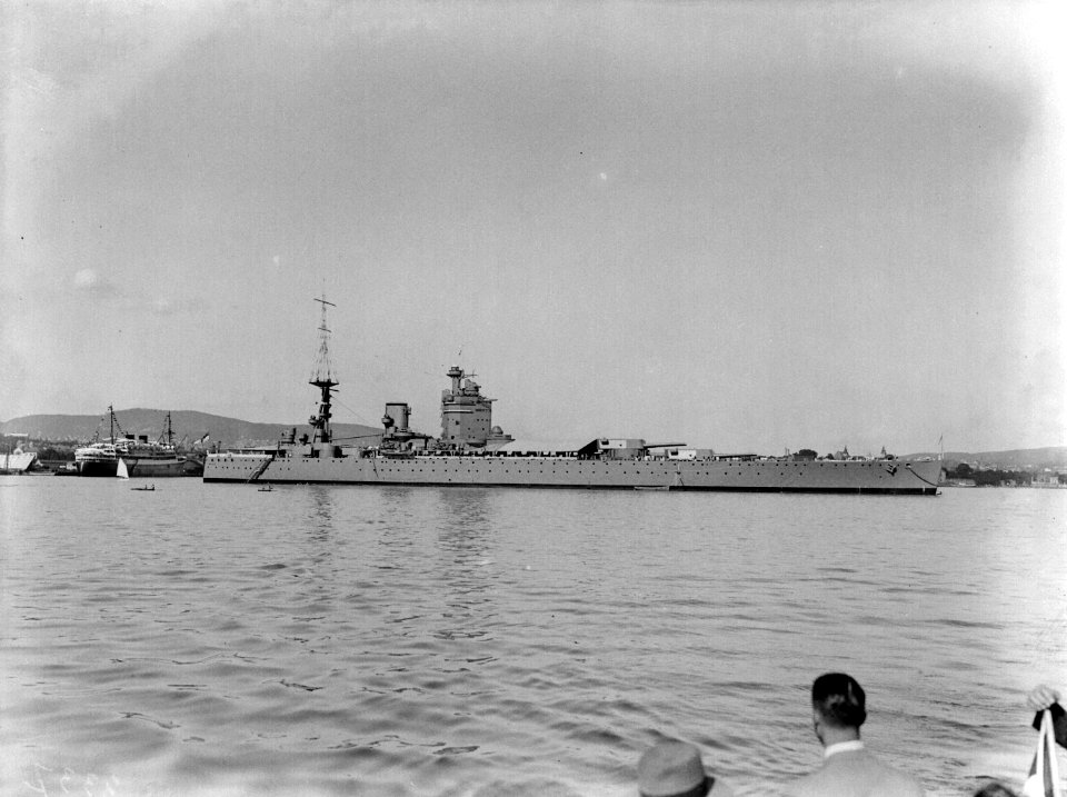 Het Engelse slagschip Nelson, met links MS Johan van Oldenbarnevelt in de have, Bestanddeelnr 189-0556