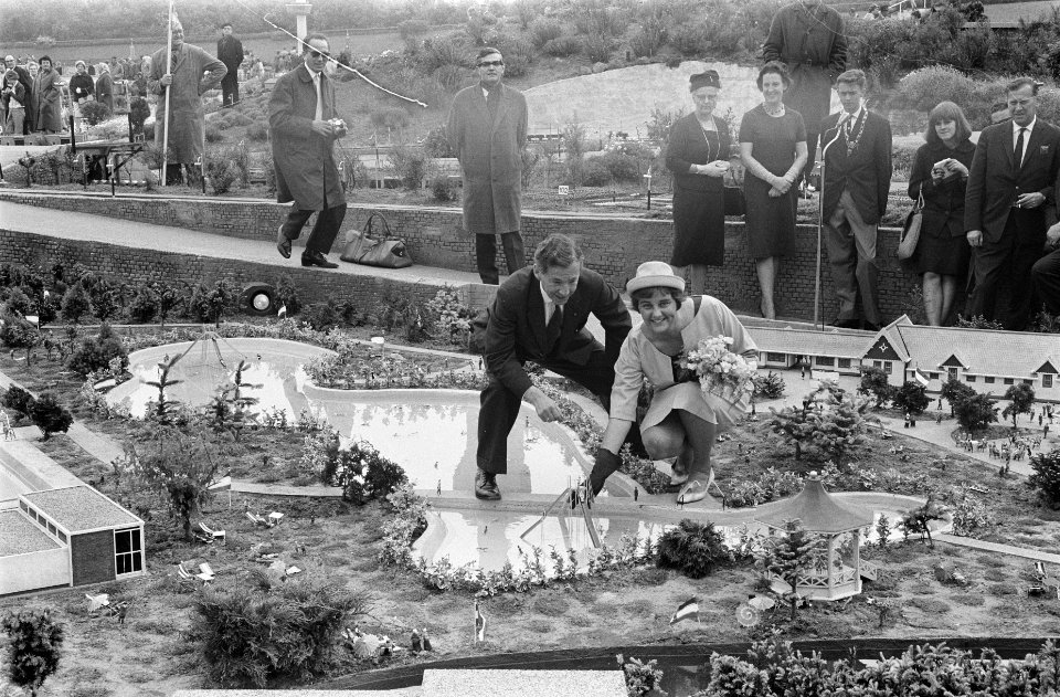 Het Kristalbad in Madurodam aan het bestuur overgedragen. Erica Terpstra plaatst, Bestanddeelnr 915-2053