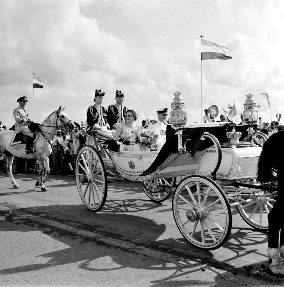 Het koninklijk paar in de calèche aan de kade van Willemstad, Bestanddeelnr 252-3584