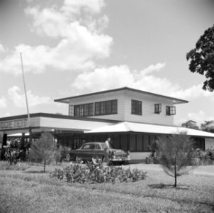 Het gebouw van Sociëteit in Paranam in Suriname, Bestanddeelnr 252-2807