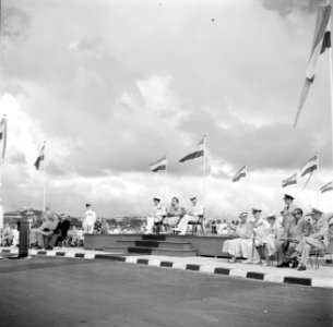 Het koninklijk paar bij de onthulling van het Autonomie-monument in Willemstad, Bestanddeelnr 252-3735