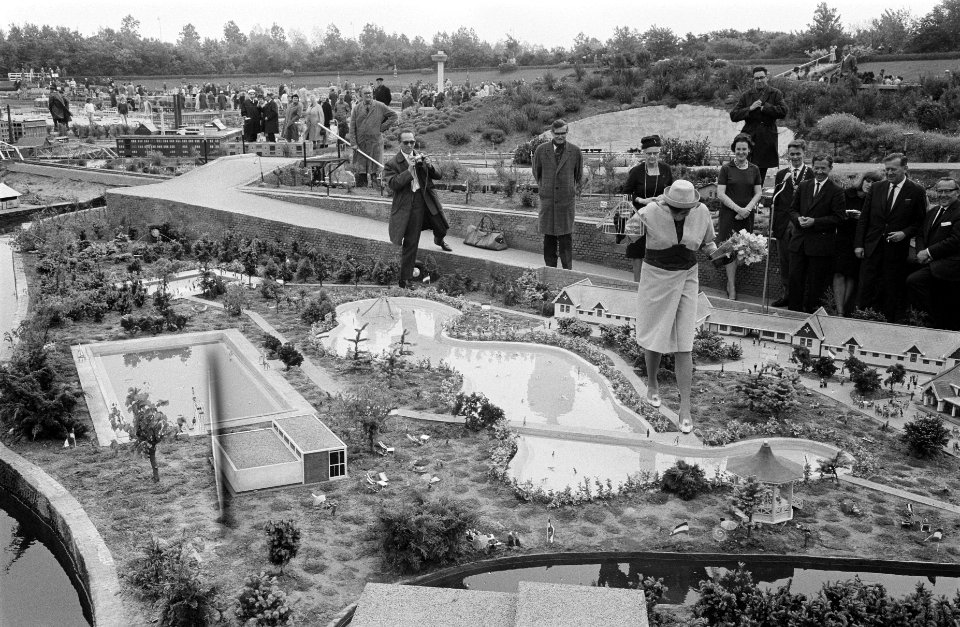 Het Kristalbad in Madurodam aan het bestuur overgedragen. Erica Terpstra plaatst, Bestanddeelnr 915-2052