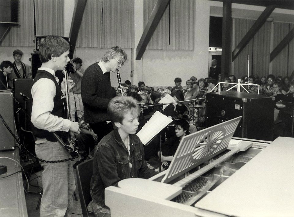 Het Kennemer Lyceum is winnaar geworden van de Interlyceale, de jaarlijkse strijd op artistiek en sportief gebied tussen de vijf oudste lycea van ons land. Op de foto een orkest uit Eindhoven. Geschon
